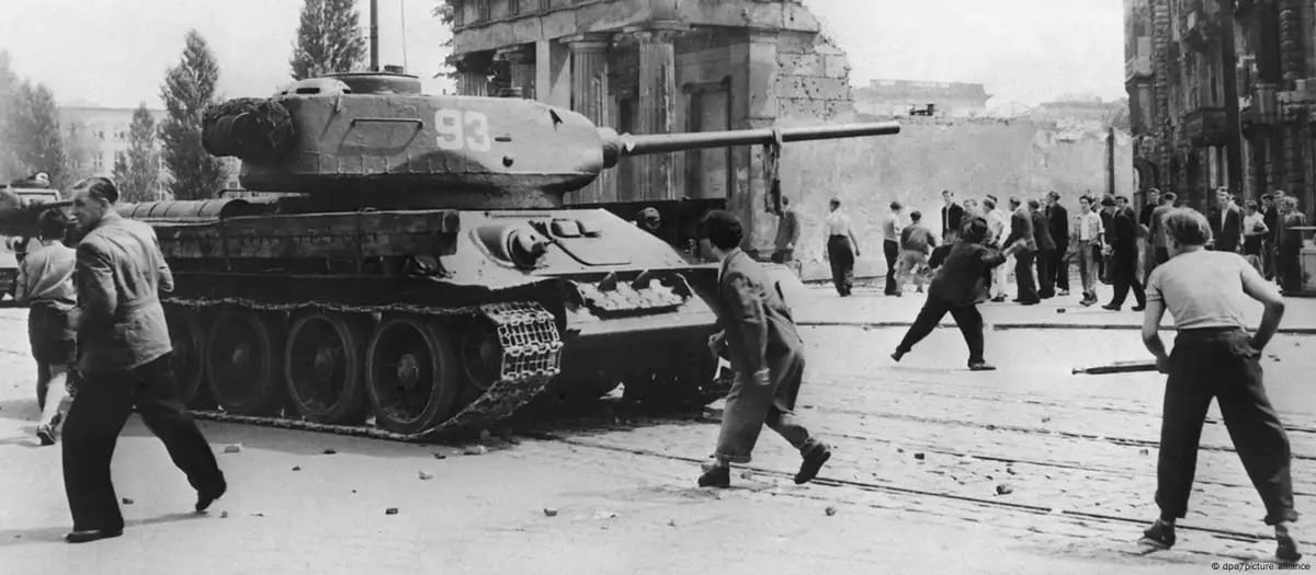 Tancuri sovietice pe Bulevardul Stalin Allee în timpul revoltei – Bundesarchiv