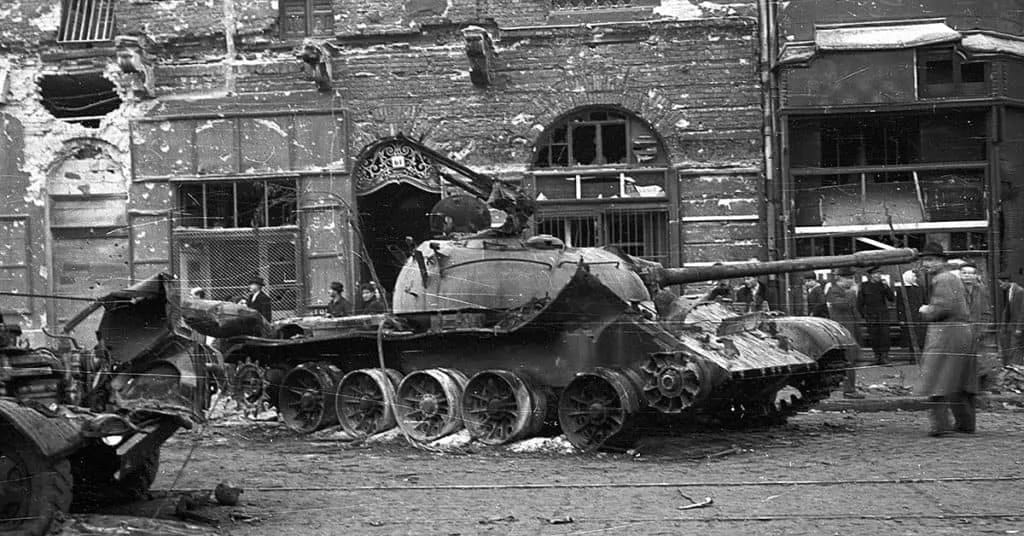Aproape 1.000 de soldați sovietici au fost uciși și sute de vehicule blindate au fost distruse în timpul revoltei maghiare de 13 zile din 1956. (Foto: Wikimedia Commons)