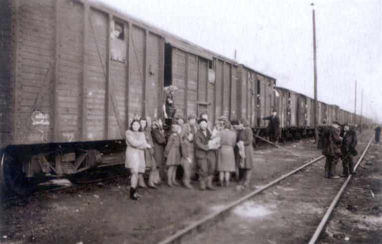 Deportați baltici din Võru, Tartu și Pärnu, urcând în vagoane de vite (Aprilie 1949) Photo:&nbsp;Vabamu – Arhiva Estoniană de Stat