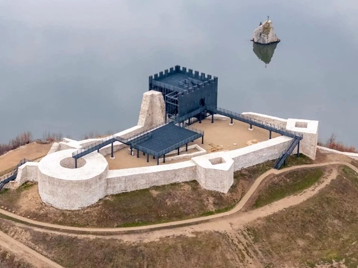 Restaurată după 7 ani de lucrări: Cetatea Ladislau din Coronini reintră în circuitul turistic în această vară