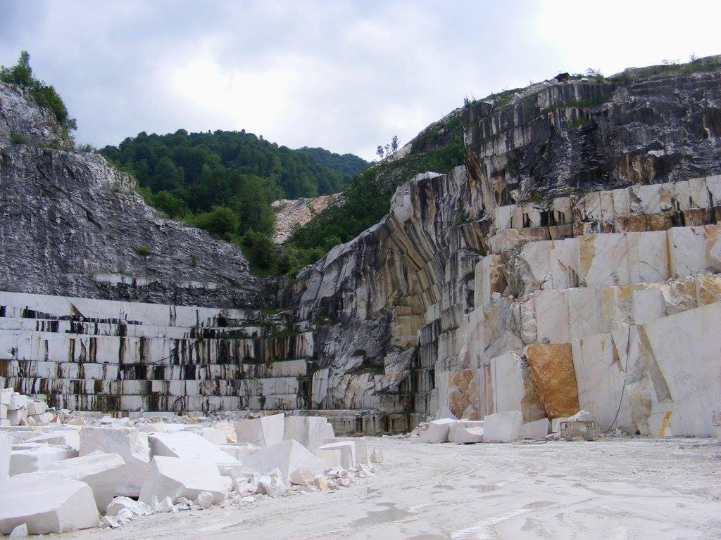 Marmura de Ruschița: Comoara albă ascunsă în inima Munților Poiana Ruscăi