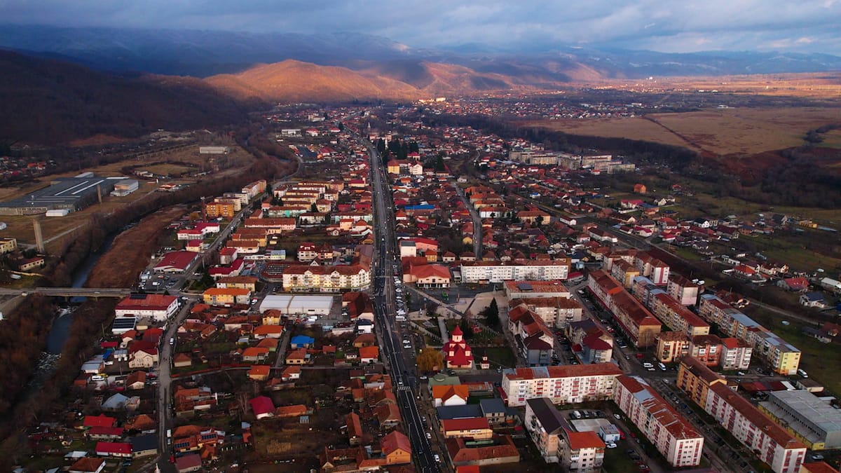 Șase candidaturi pentru primăria Oțelu Roșu: Cine sunt candidații și ce fel de oraș ne dorim?