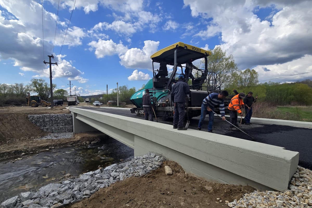 Bocșa deschide podul peste Bârzava: Investiții sau performanțe? Dilema unei țări blocată în birocrație