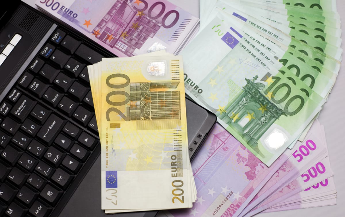 Digitalizare IMM-uri 2025: Granturi nerambursabile de 10.000–100.000 EURO în Caraș-Severin, TM, AR, HD. Calendar, condiții și lista codurilor CAEN acceptate