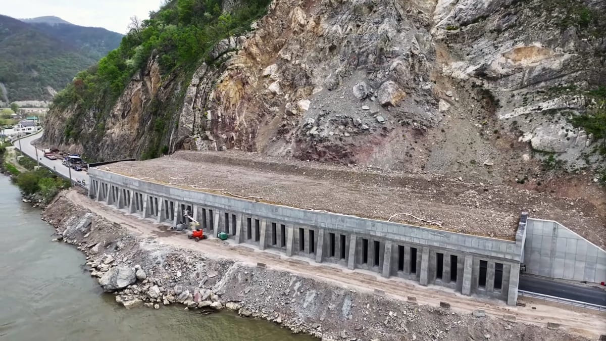 Tunelul salvator de pe Clisura Dunării: O capodoperă protectoare pe una dintre cele mai spectaculoase șosele din România