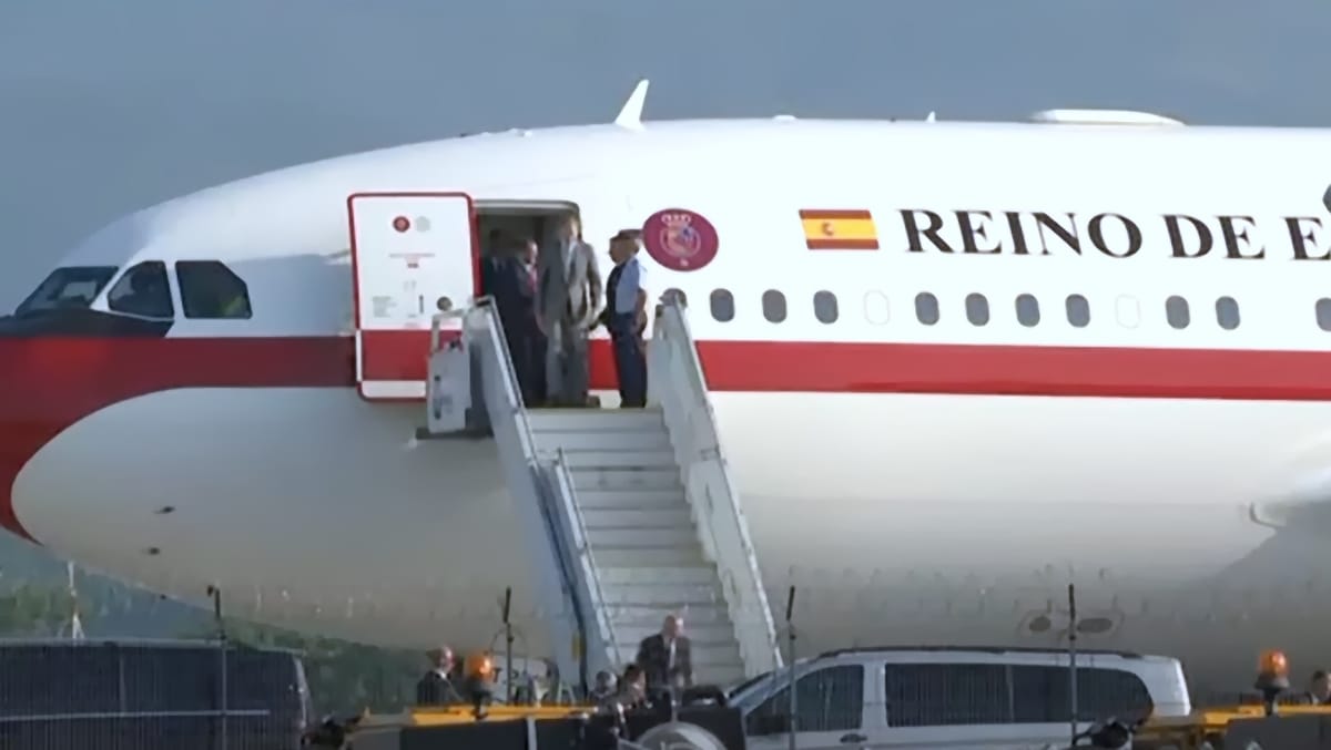 Felipe al VI-lea, Regele Spaniei, a aterizat la Sibiu. Marți, vizită strategică la poligonul Cincu cu președintele Nicușor Dan