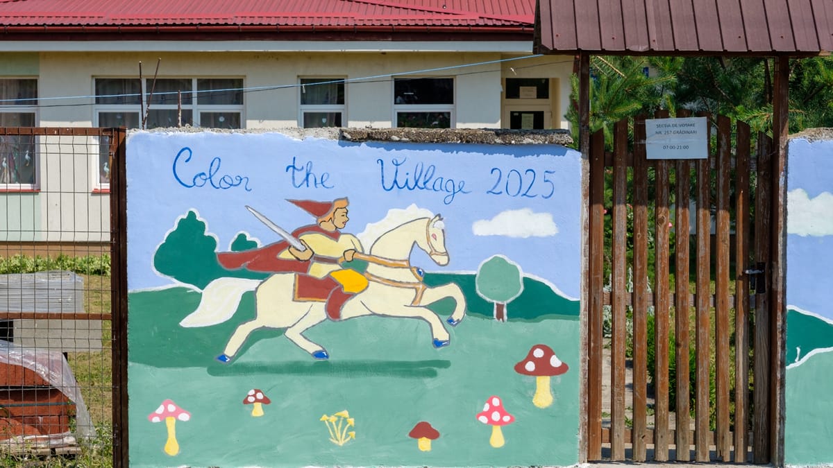 Grădinari, înviorat de culori și solidaritate: 400 de voluntari transformă un sat într-un simbol al speranței în toiul caniculei