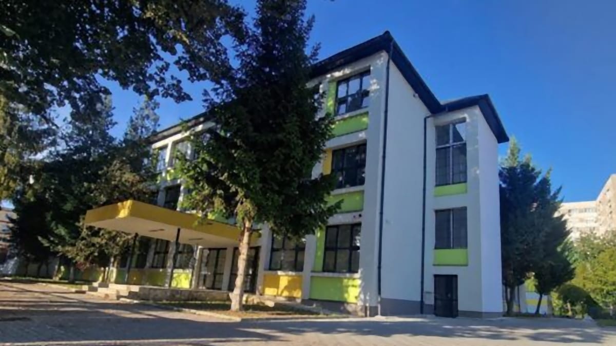 Dreptul la replică al autorităților: Primăria Reșița rezistă presiunilor și alege evacuarea forțată a constructorului de la Școala Nr. 8