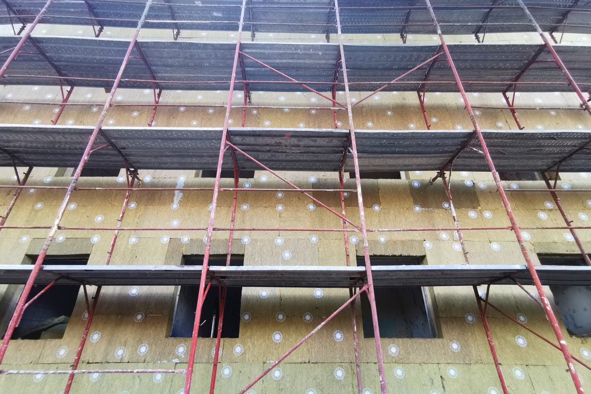 Se reiau lucrările de reabilitare energetică la internatul Colegiului Național ”Traian Doda” din municipiul Caransebeș