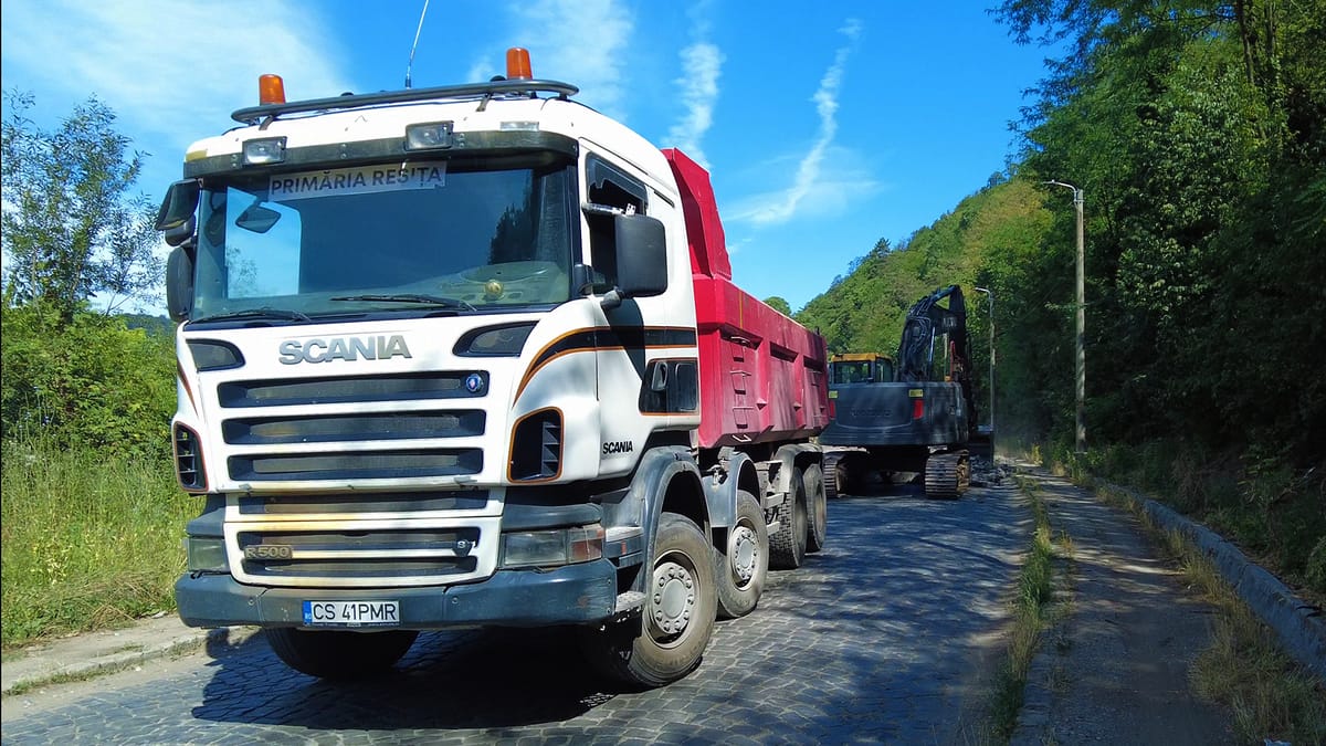 A început operațiunea ”Blitz” în Reșița: Transformarea radicală a străzii Mociur în doar două săptămâni, un obiectiv palpabil!