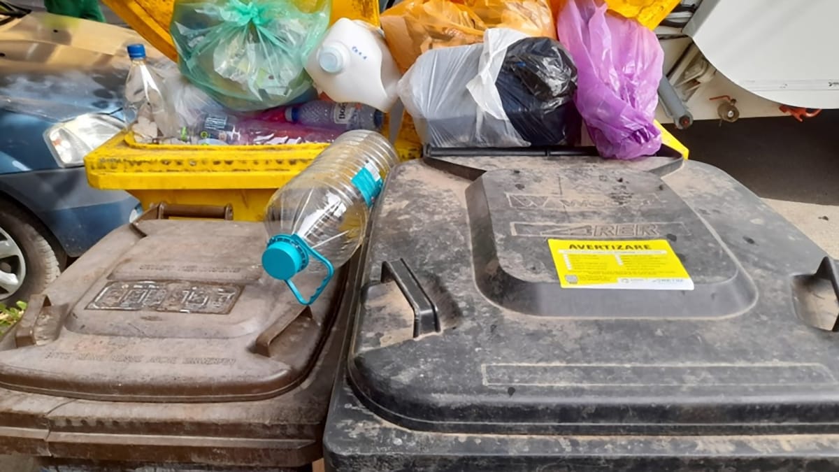 Sistemul de salubritate din Caraș-Severin, sub asediu: Protestul locuitorilor din Oțelu Roșu contra tarifului exagerat la salubritate