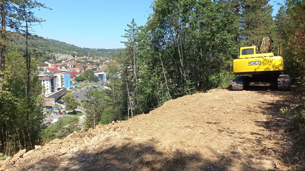 Reșița pregătește un nou pol de aventură: Instalarea bobului de vară și a tirolienei începe pe Dealul Golului