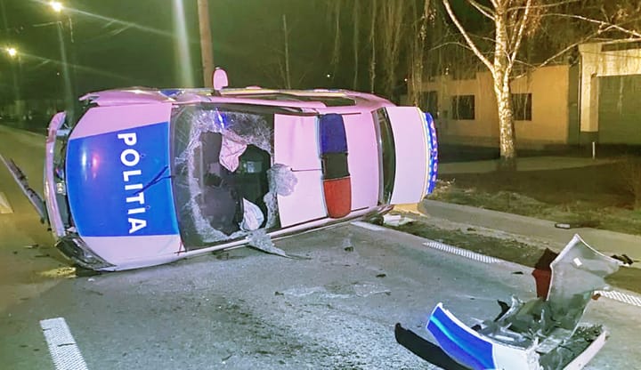 Accident Oțelu Roșu, doi polițiști s-au răsturnat cu mașina și au fost răniți 