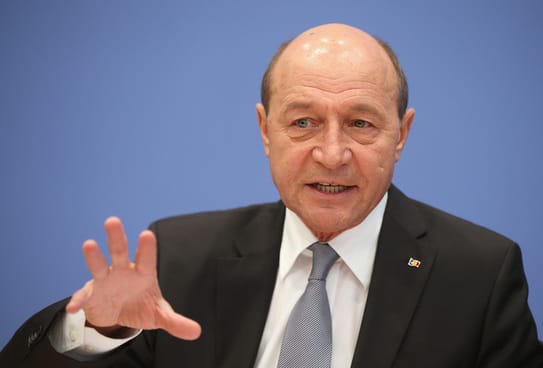 Traian Băsescu: „Trump nu poate spune că își ia rachetele acasă”