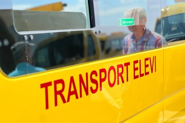 28 de microbuze electrice noi, cumpărate prin PNRR, vor transporta elevii din Caraș Severin