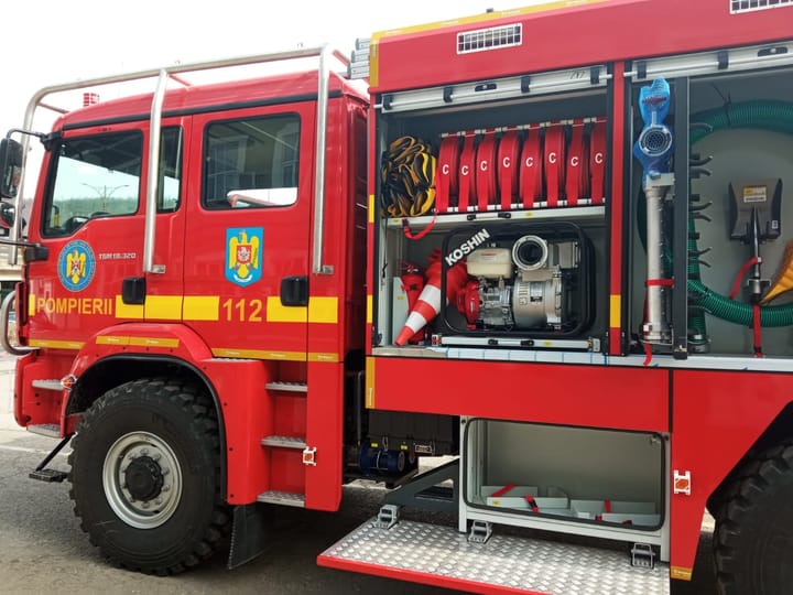 Incendiu la Văliug, provocat de un scurtcircuit! După două ore pompierii au reușit să stăpânească focul.