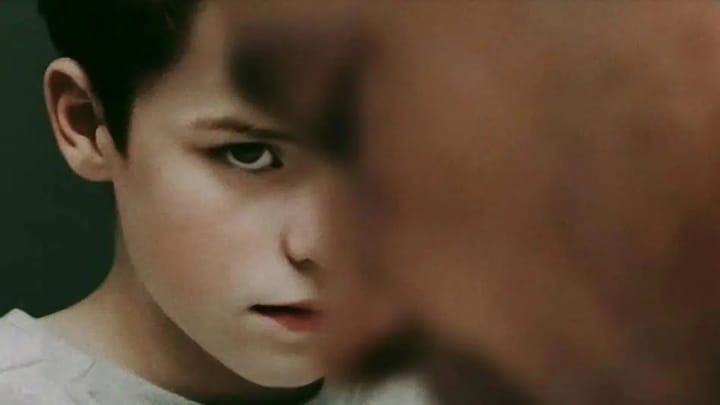 Radicalizarea online a tinerilor: De la misoginia violentă în UK la șantajul digital în România