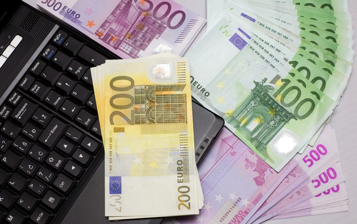 Digitalizare IMM-uri 2025: Granturi nerambursabile de 10.000–100.000 EURO în Caraș-Severin, TM, AR, HD. Calendar, condiții și lista codurilor CAEN acceptate