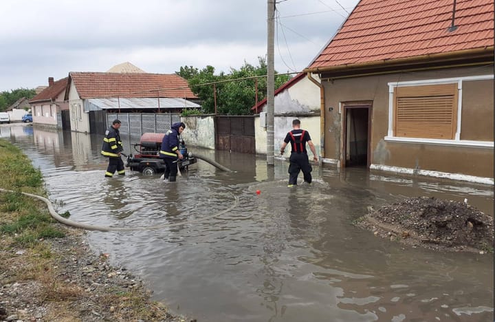 ISU Caraș Severin: Intervenții de urgență la Bocșa după inundații și vreme severă. DN58B blocat și 20 de gospodării afectate