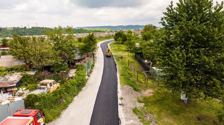 Lucrări de asfaltare în Dealul Crucii pentru extinderea transportului public și îmbunătățirea traficului rutier din Reșița