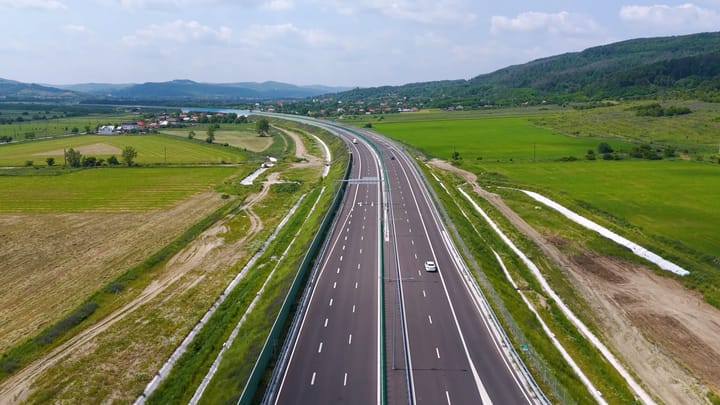 Autostrada A1 leagă acum Bucureștiul de Curtea de Argeș pe 140 de kilometri neîntrerupți. S-a deschis circulația pe ultimul tronson de 15 km dintre Pitești și Curtea de Argeș