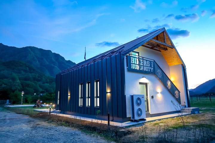 Un loc unde visele prind aripi: Centrul Cultural Bikers for Humanity devine realitate la Brezoi