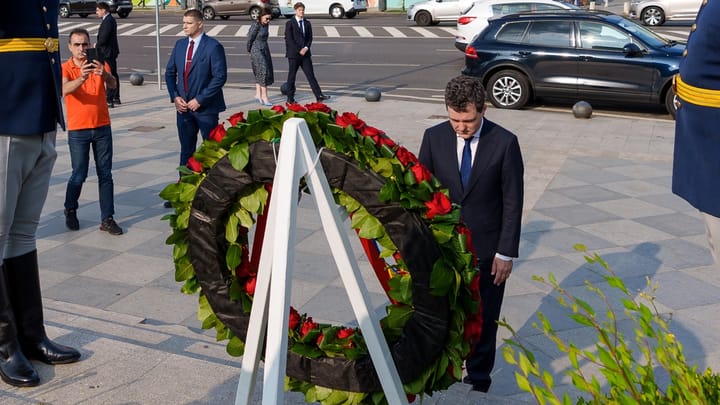 O coroană de flori, fără fanfară: Decența discretă a lui Nicușor Dan la 35 de ani de la Mineriadă