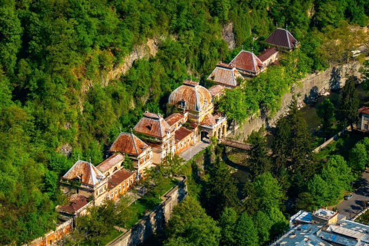 Oază de istorie salvată de pasiune: Cum tinerii de la Herculane Project redau viața Băilor Neptun