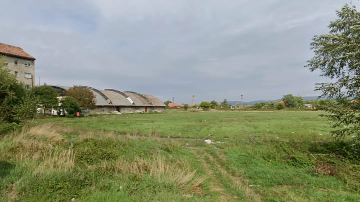 Stadionul ACH Caransebeș: Peisaj sportiv în paragină, între licitație și dileme municipale