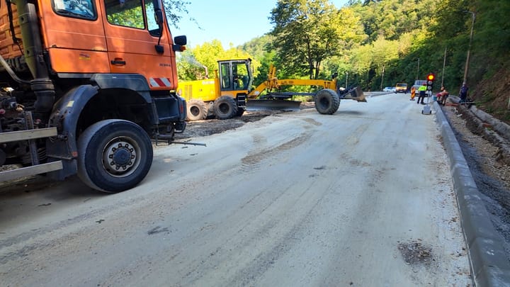 Viceprimarul Reșiței își ține promisiunea: Circulația a fost reluată pe strada Mociur, deși lucrările continuă