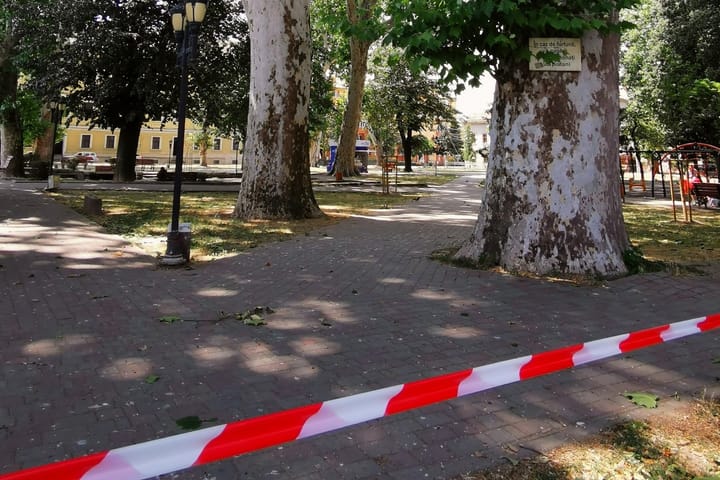 Măsuri de protecție în Caransebeș: Parcul Dragalina, închis preventiv din cauza avertizărilor de vânt puternic