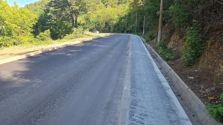 Modernizare și economie în Reșița: Trotuarele noului drum din Mociur, realizate din piatră cubică reciclată