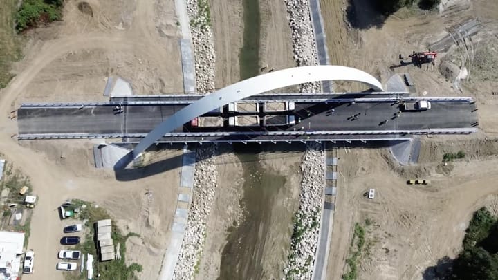 Podul cu cel mai mare arc parabolic din România. Foto: Captură video Primăria Mioveni