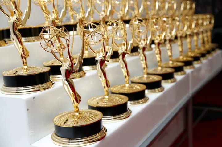 Premiile Emmy 2025: Cine triumfă, distopia corporatistă sau realitatea medicală crudă? Marele duel dintre „Severance” și „The Pitt”