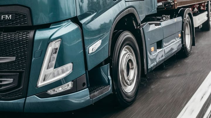 Volvo, geniu în simplitate: Noua soluție tehnologică care readuce motoarele în doi timpi pe camioanele viitorului