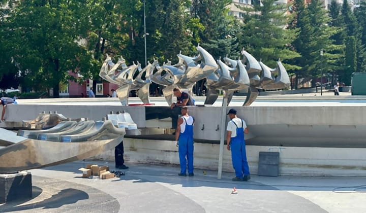 Placarea cu granit a Fântânii Cinetice din Reșița. Foto: Denis Dutca / CAON.ro